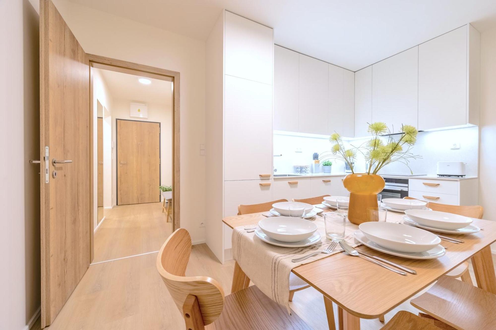 Bright 2Br - 4Th Floor, Balcony, Free Parking By Gravity Prague Apartment Екстериор снимка