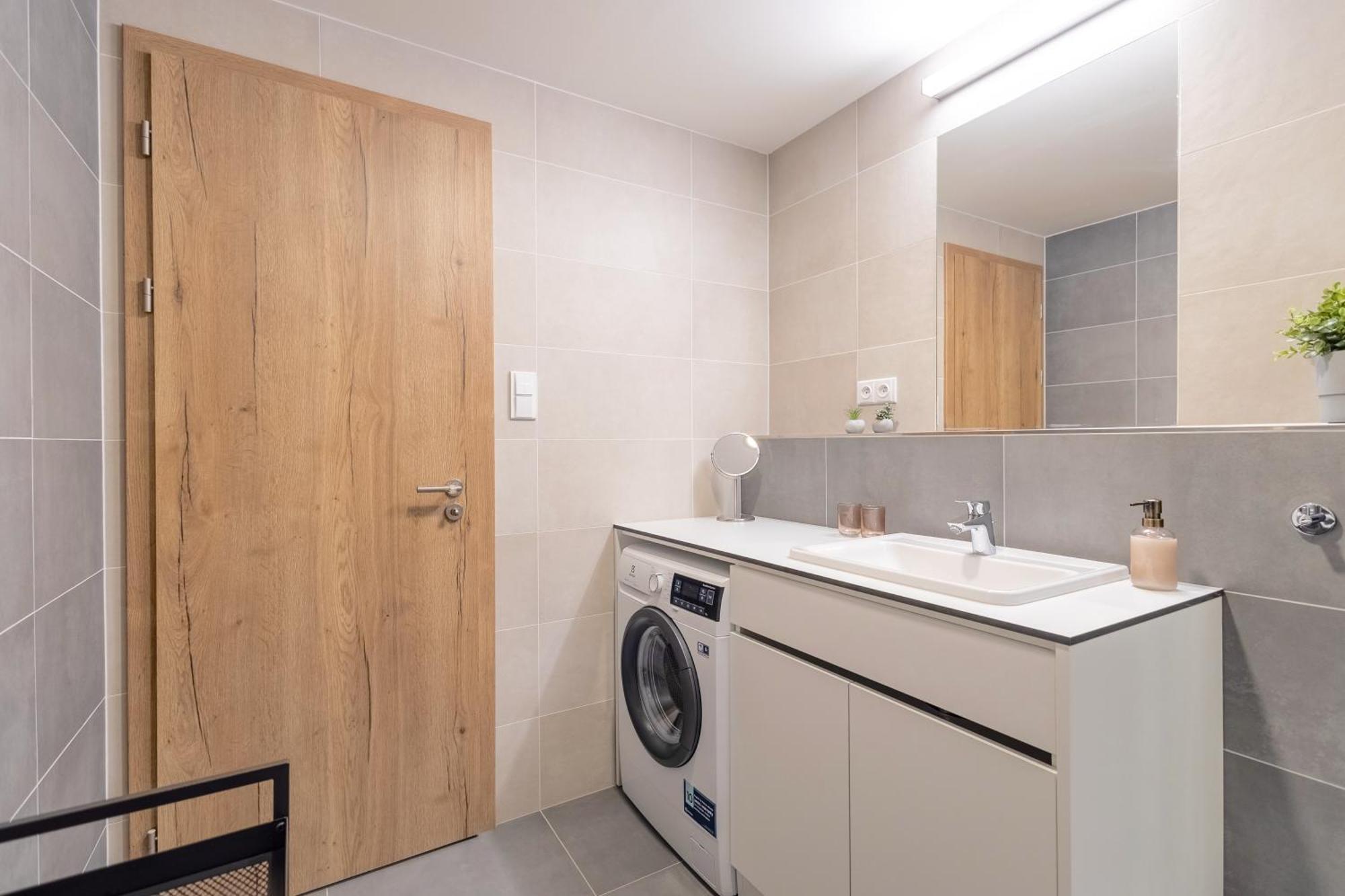 Bright 2Br - 4Th Floor, Balcony, Free Parking By Gravity Prague Apartment Екстериор снимка